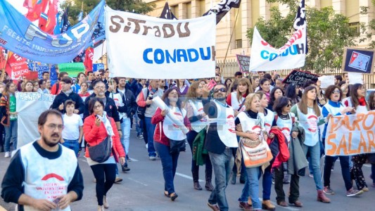 Los docentes universitarios consiguieron una suba salarial del 35%