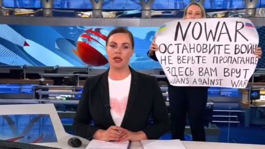 "No a la guerra. No se crean la propaganda": irrumpió en un noticiero ruso con un cartel