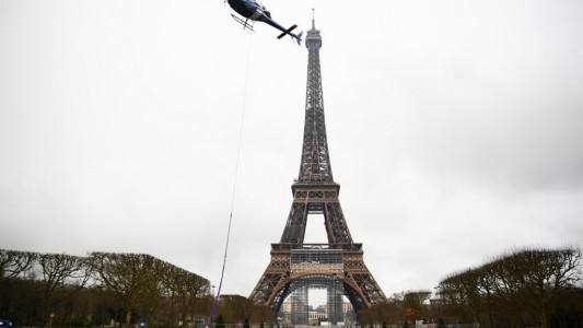 "Crece" la Torre Eiffel y llega a los 330 metros de altura