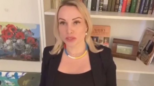 La periodista rusa que se manifestó en contra de la guerra podría enfrentar hasta 15 años de prisión