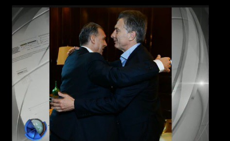 El abrazo de Macri y Martino