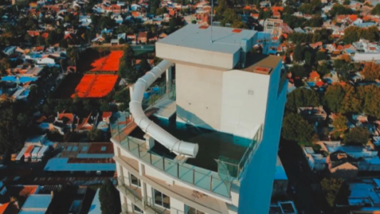 La imagen del tobogán acuático a 100 metros de altura en Temperley que se volvió viral