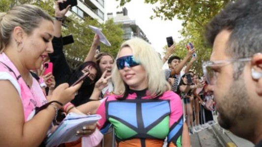 Miley Cyrus esquivó a su seguridad y se acercó a saludar a sus fans argentinos