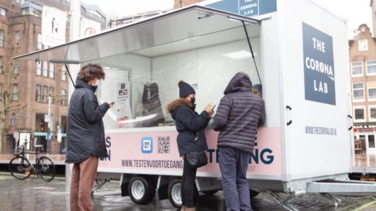 La subvariante BA2 de Ómicron se sigue propagando mientras Europa elimina restricciones