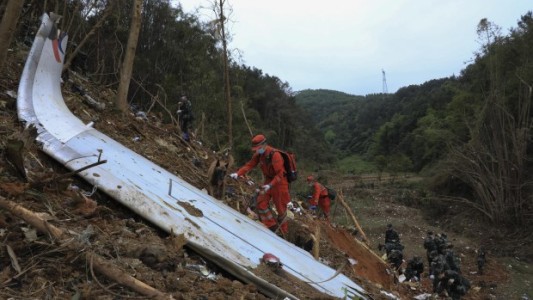 Misterio en China: hallaron la segunda caja negra del avión que cayó 8.000 metros en menos de 3 minutos