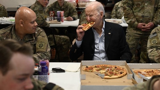 Biden aterrizó en Polonia y comió pizza con los soldados estadounidenses