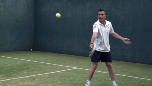 Macri se esguinzó la rodilla jugando al paddle