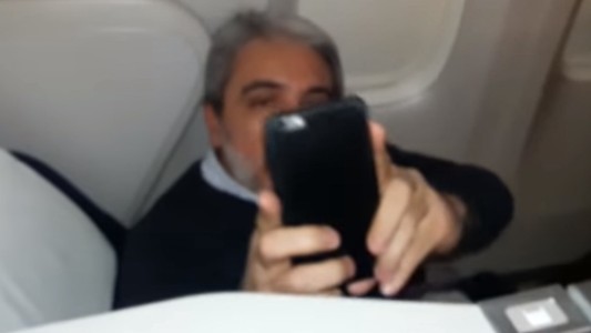 Escracharon a Aníbal Fernández en el avión que lo llevaba a Londres