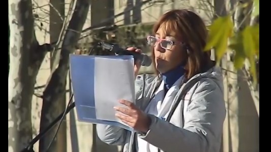 Video: abuchearon a una docente que criticó al Gobierno durante su discurso por el Día de la bandera