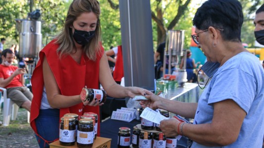 Promueven la venta de mermeladas caseras con fruta recuperada de árboles de La Plata