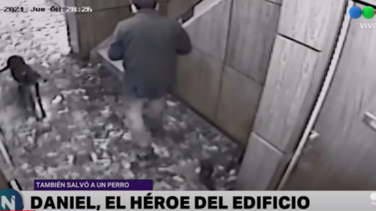 Video: El encargado héroe del edificio que "atajó" al gato también salvó a un perro