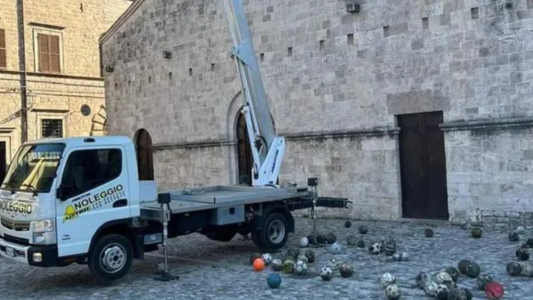 Remodelaban el techo de una iglesia y encontraron decenas de pelotas: había una del Mundial 78