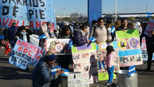 Organizaciones sociales piden comida en supermercados