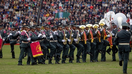 Bicentenario: sin la presencia de Macri, se desarrolla el desfile de bandas militares