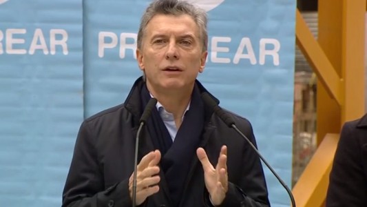 Macri:  "Si en invierno estás en remera y en patas, estás consumiendo energía de más"