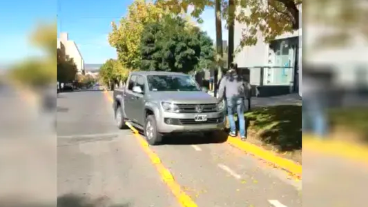 Video: estacionó su camioneta en la bicisenda, un hombre lo grabó y reaccionó a los golpes