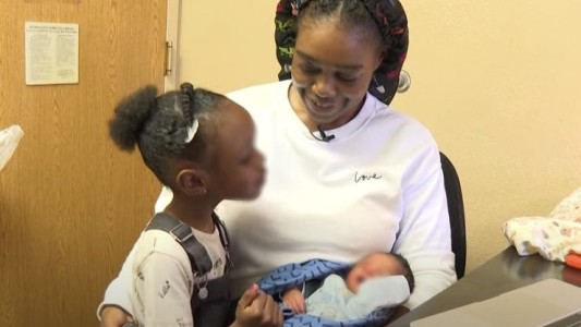 Pensó que estaba enferma del estómago, fue al baño y dio a luz a su hijo en un hotel