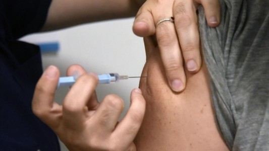 La OMS advirtió que la cobertura de vacunación contra el coronavirus sigue por debajo del 10% en 20 países