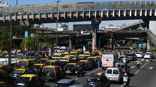 Taxistas bloquean calles porteñas: protesta contra las aplicaciones de transporte