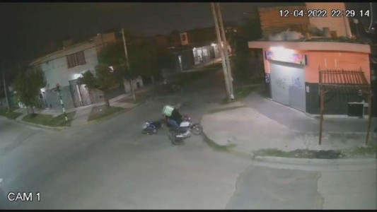 Merlo: motoqueros que corrían picadas atropellaron a un repartidor