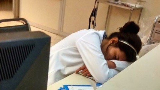Después de trabajar 16 horas, una enfermera encontró a su novio con otra y los echó para poder dormir