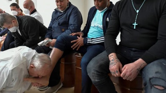 El papa Francisco celebró en una cárcel de Italia el tradicional lavado de pies del Jueves Santo