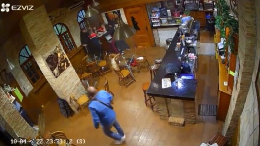 Video: un ucraniano gritó "gloria a Ucrania" en un bar y tres rusos le dieron una brutal paliza