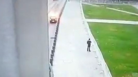 Un hombre se estacionó frente a la sede de Gobierno de Chile y se prendió fuego