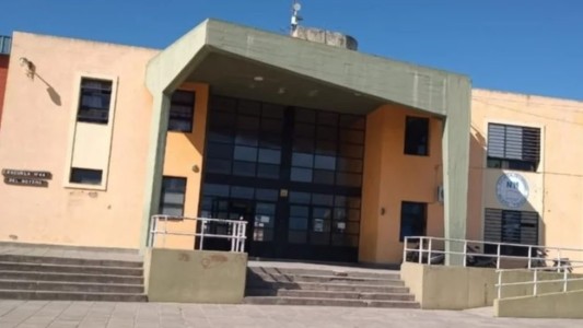 Dos alumnos apuñalaron a un compañero en la escuela