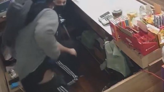 Un kiosquero fue apuñalado por un delincuente que ingresó a robar a su comercio - #REC