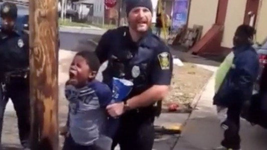 La Policía de Estados Unidos arrestó a un niño de 8 años por robar papas fritas: "Lo trataron como un asesino"