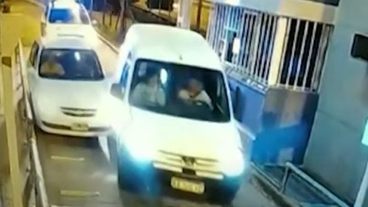 Persecución policial en Ituzaingó: delincuentes chocaron una camioneta en un peaje y terminaron detenidos