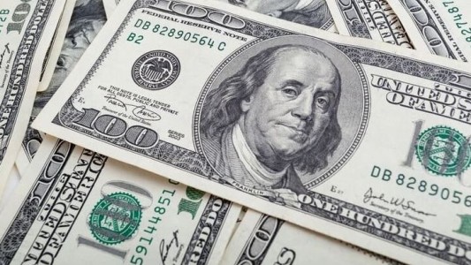 Luego de seis jornadas consecutivas en suba, el dólar blue bajó y cerró en $206,50
