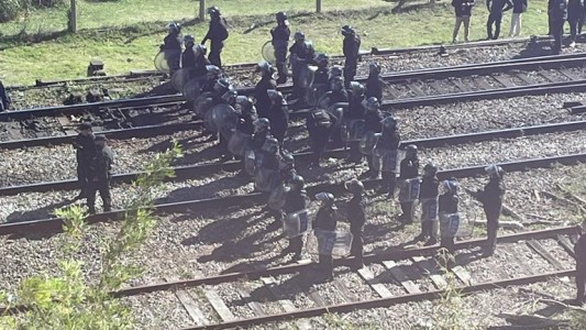 Trabajadores de empresas tercerizadas cortan vías del Ferrocarril San Martín en Palermo