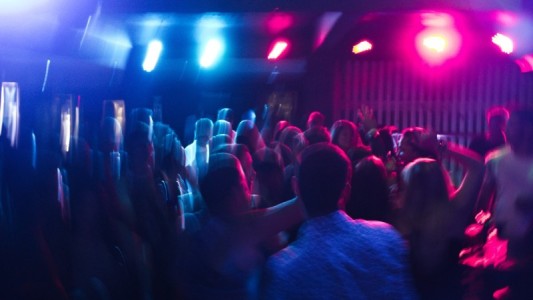 "Psicosis" por misteriosos pinchazos en boliches en Francia: víctimas sufrn náuseas, vértigo y fuertes dolores