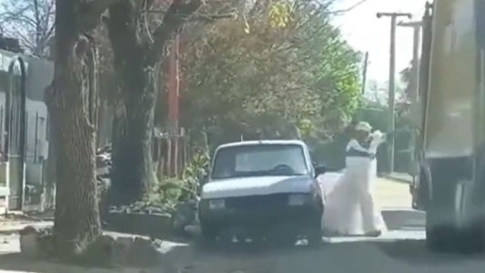 Un recolector de basura encaró su jornada laboral con un vestido de novia puesto (1)