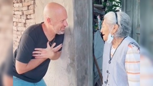 Video: cruzó medio mundo para encontrar a su niñera y la halló 45 años después en Bolivia