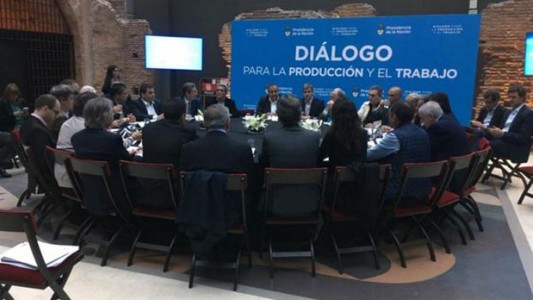 El Gobierno anunció que empresarios y trabajadores negociarán un bono con base de $2000