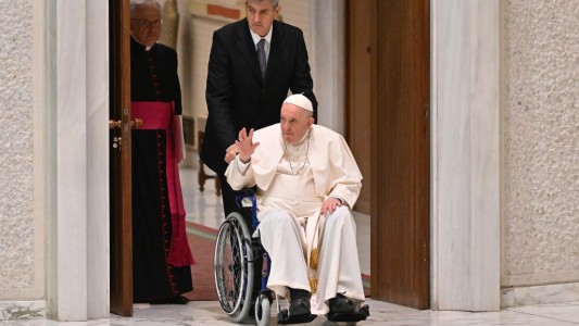 Papa Francisco apareció en silla de ruedas
