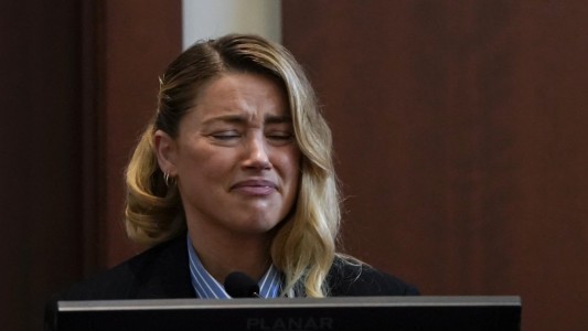 "Esto es lo más doloroso": Amber Heard rompió en el llanto en el juicio que le inició Johnny Depp