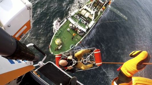 Evacuaron al tripulante de un barco pesquero que sufría un fuerte dolor abdominal