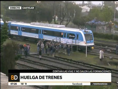 La empresa quiso sacar un tren pero se lo impidieron cortando las vías