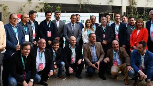 Radicales plantean que "la pelea es contra el peronismo y los antisistema"