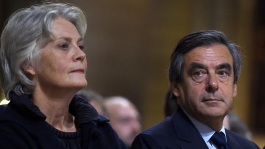 Francia: condenaron a prisión a un exprimer ministro por el empleo ficticio de su esposa
