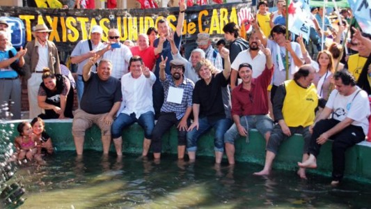 La curiosa foto de Amado Boudou con "las patas" en la fuente de Plaza de Mayo