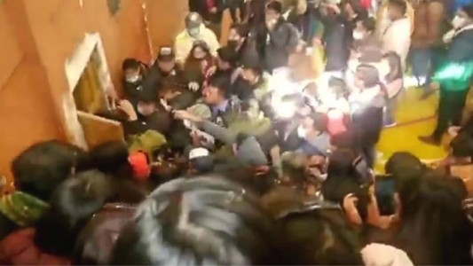Bolivia: 4 muertos y 70 heridos por una estampida en una asamblea universitaria