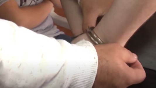 Anularon una requisa policial callejera efectuada en 2020 sólo porque un transeúnte se cruzó de vereda