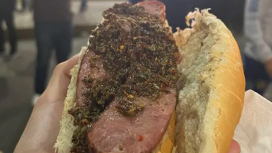 Un turista inglés compró un choripán en la Bombonera y se hizo viral por el precio que pagó