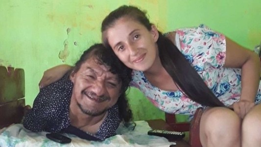 La conmovedora historia del hombre sin piernas ni brazos que crió solo a sus dos hijas