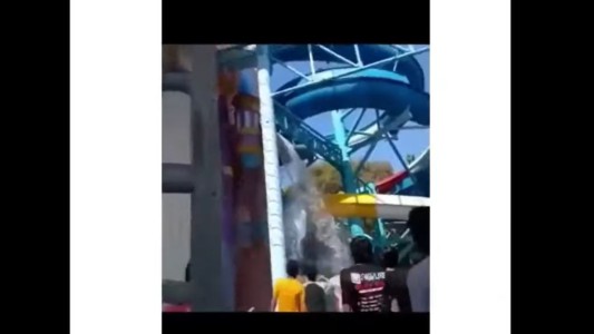 Video: un tobogán de agua se derrumbó a diez metros de altura con varias personas a bordo